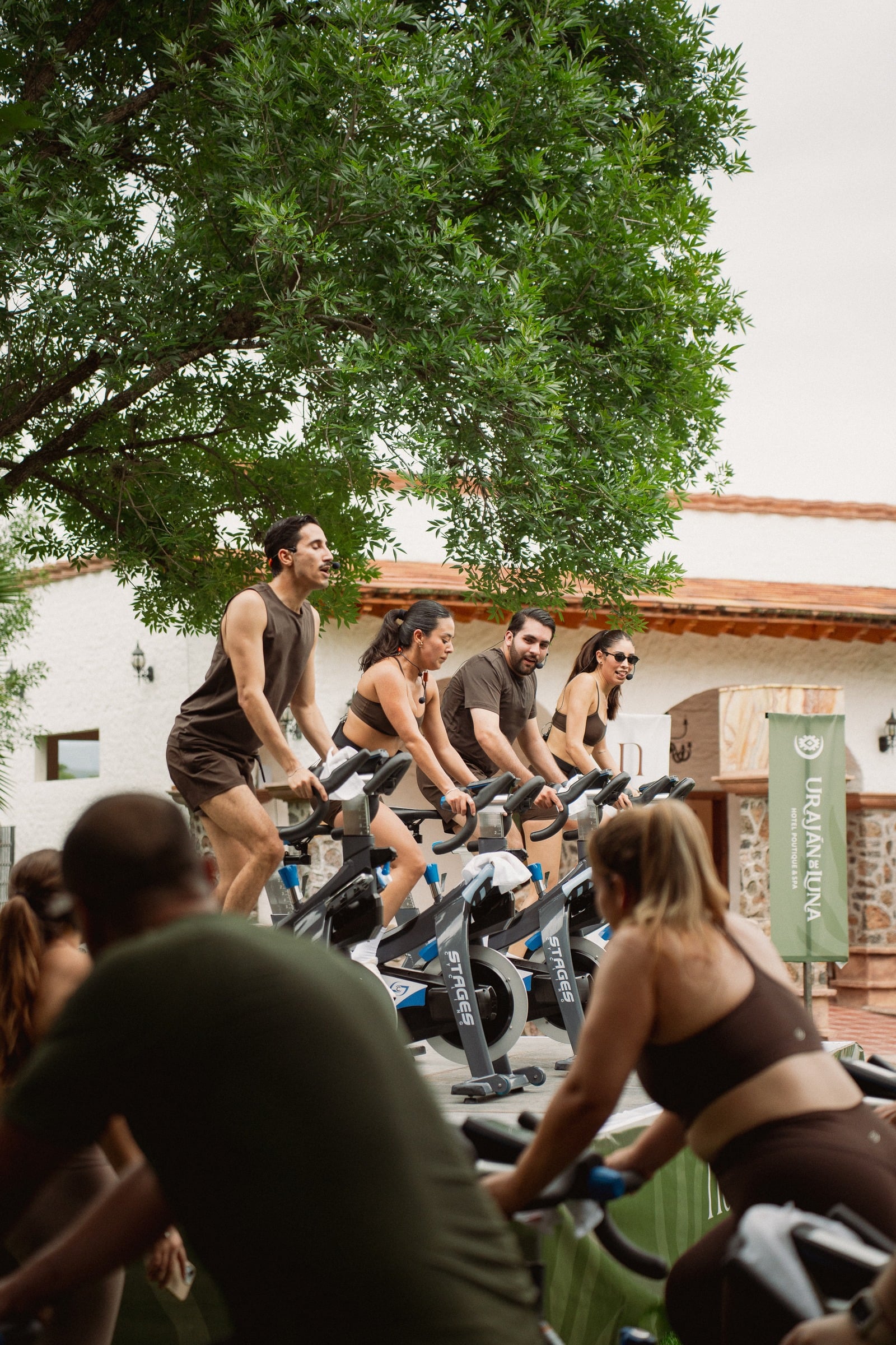 Instructores guiando la sesión de ciclismo