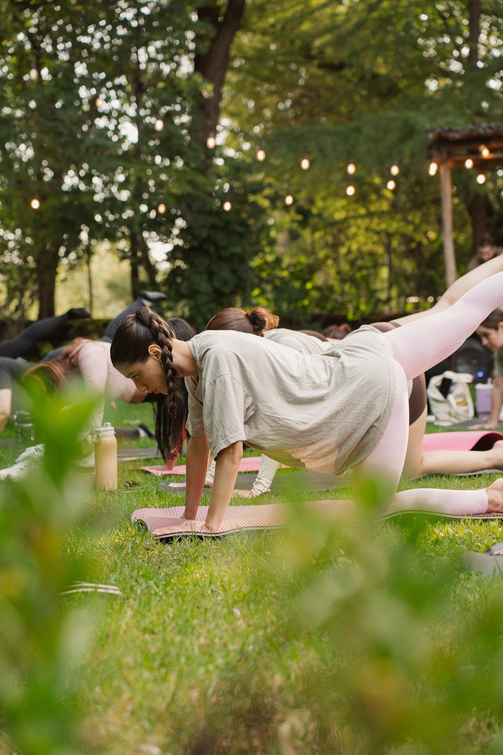 Práctica de yoga al aire libre