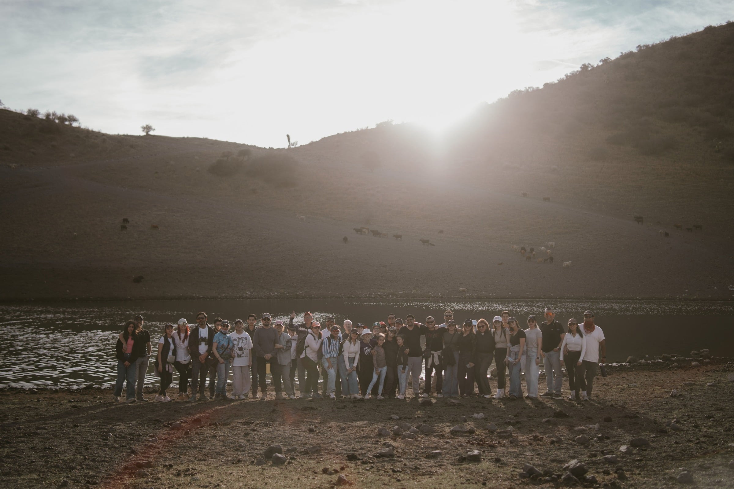 Grupo junto al lago durante la experiencia