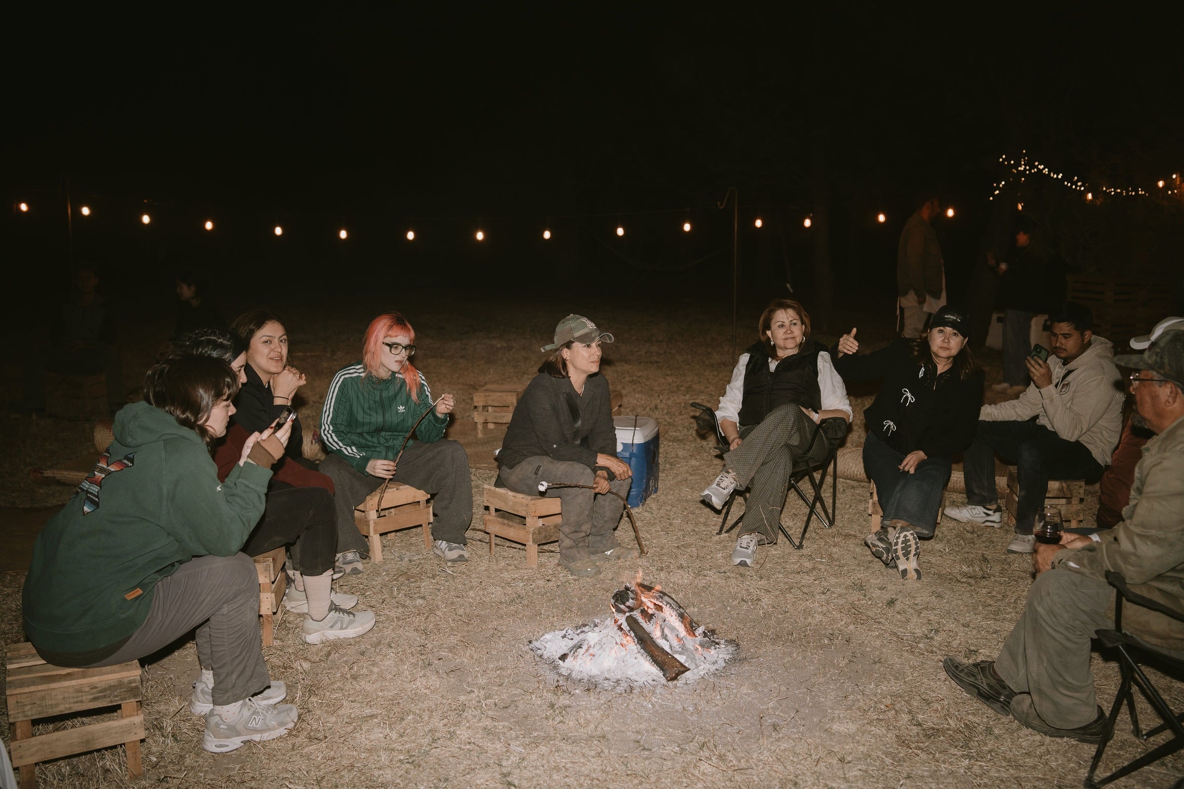 Grupo reunido junto a la fogata
