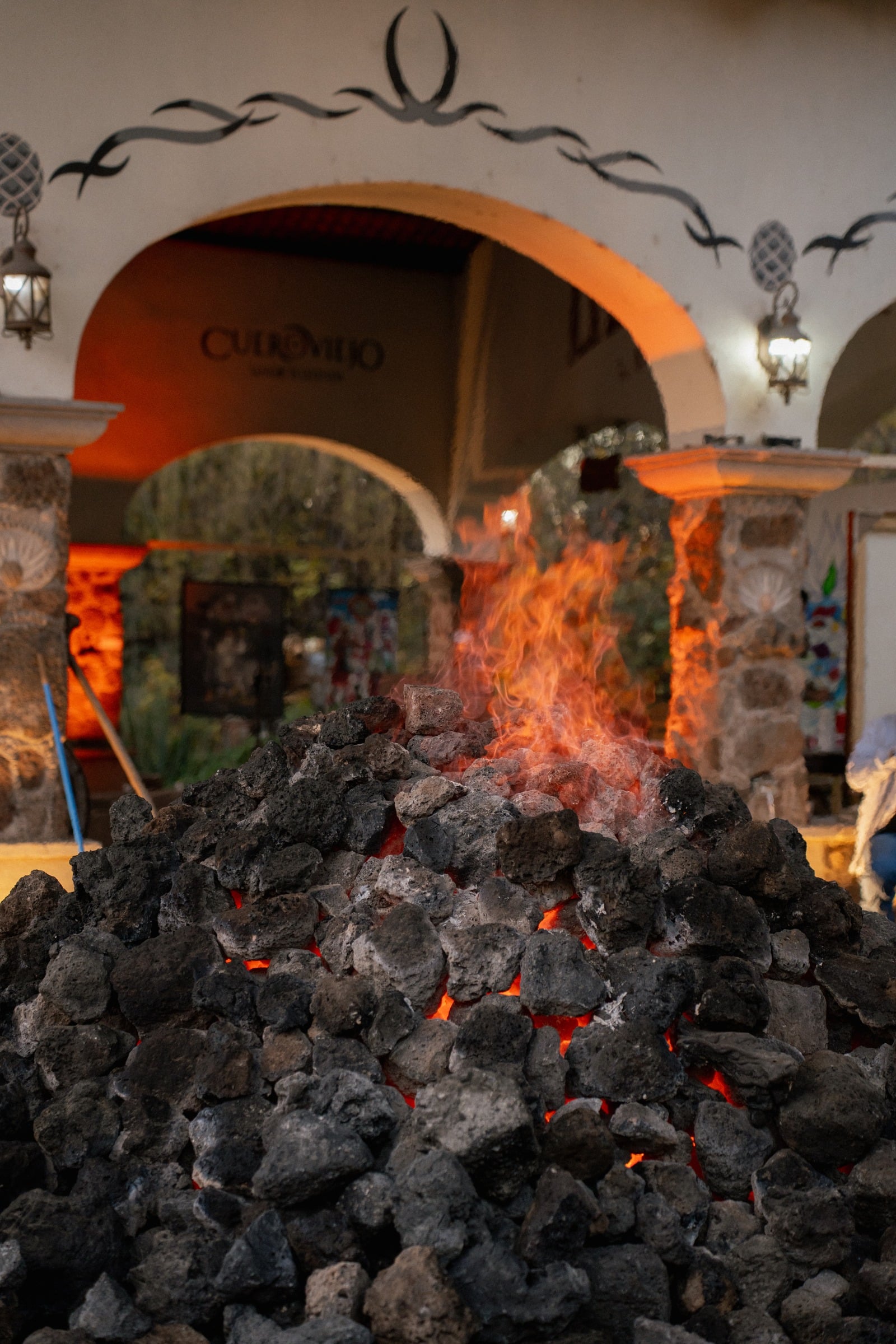 Fuego encendido en Ritual de origen