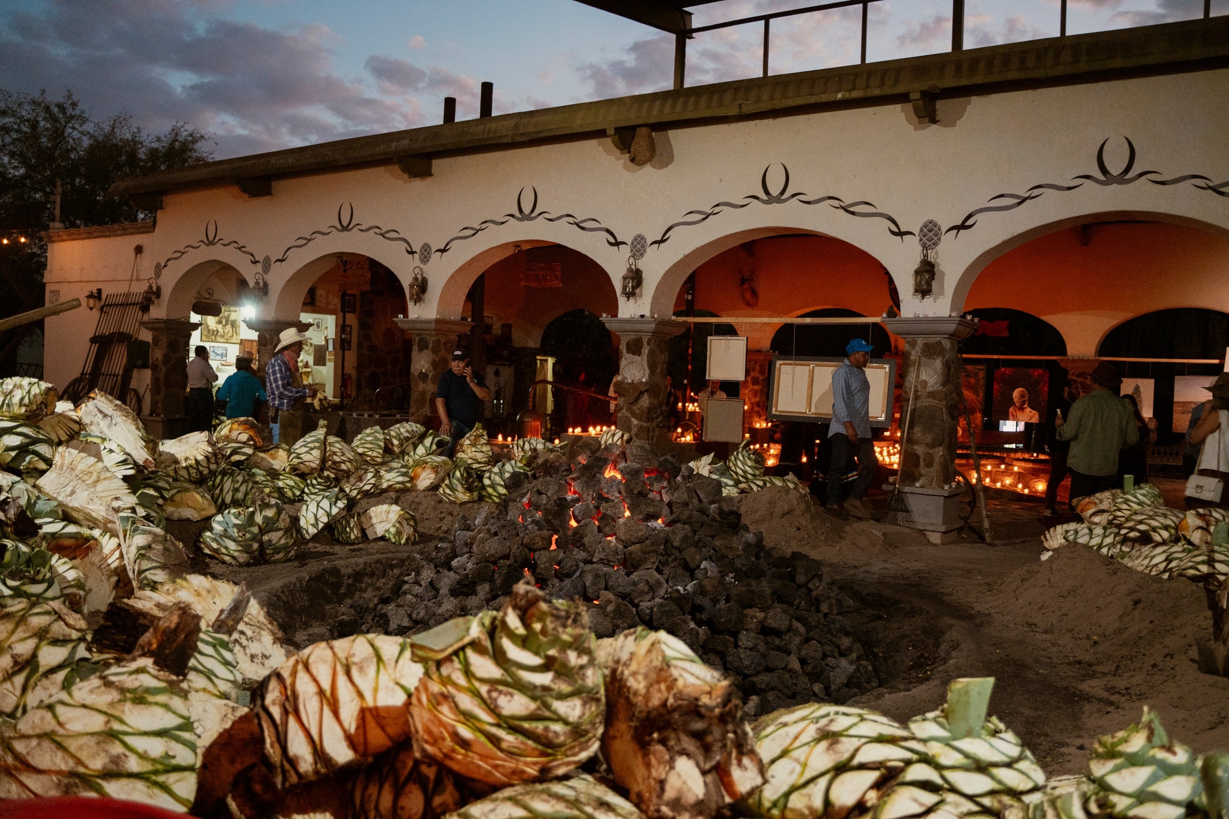 Horno de agave durante Ritual de origen
